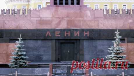 Краткое сообщение: 23 апреля начнется демонтаж мавзолея Ленина | Соборяне 
soborjane.ru
Предсказание матушки Алипии Киевской: 
«Война начнется на апостолов Петра и Павла в ноябре. Это случится в год, когда вынесут труп» 

Пророчество старца монаха-схимника Иоанна, https://www.logoslovo.ru/forum/all/topic_5879

«В апреле, когда вынесут «лысого» из Мавзолея, произойдёт провал Москвы в соленые воды и мало что от Москвы останется. Грешники будут ещё долго плавать в соленой воде...