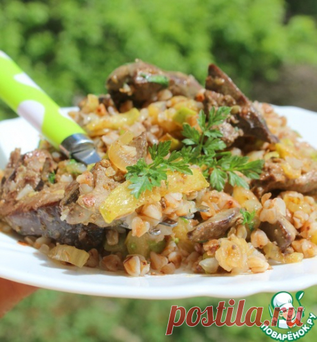 Ароматная куриная печень с кабачками