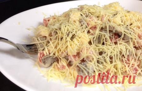 Салат «Французский поцелуй» с мясом, овощами и сыром.