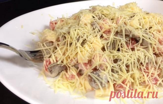 Салат «Французский поцелуй» с мясом, овощами и сыром.