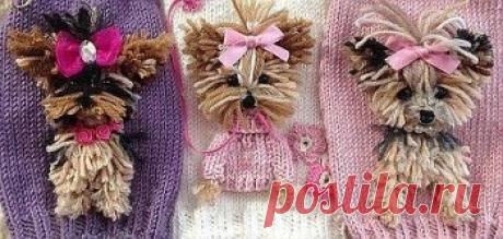 Вязаная аппликация “Собачка йорк”
 
Маленькие пушистые собачки любимы многими. В этом мастер-классе мы сделаем йоркширского терьера из ниток. Такой собачкой можно украсить одежду, например, носить как брошь или пришить в качестве аппликации.
Также нарежем серой и белой пряжи. Тут можно нарезать поменьше.
Смешиваем отрезки между собой.
Теперь начинаем формировать собачку.
Берем пучок пряжи.
Маленькие пушистые собачки любимы многими. В этом мастер-классе мы сделаем йоркширского терьера из ниток.