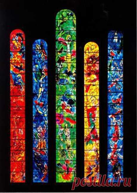 Marc Chagall stained glass windows ~ Frauminster Cathedral, Zurich, Switzerland | Joan Anderson приколол(а) это к доске STAINED GLASS