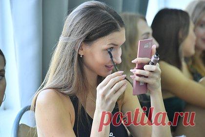 Визажист раскрыла секреты нанесения тонального крема. Визажист Юлия Москвичева раскрыла секреты правильного нанесения тонального крема. По ее словам, чтобы средство ложилось ровно и не было видно на лице, важно придерживаться нескольких правил. В частности, до нанесения тонального крема специалист рекомендовала использовать праймер, который поможет тону лечь ровнее.