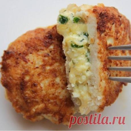 Котлеты "Птичье молоко" 
Котлеты "Птичье молоко", приготовленные по этому рецепту, получаются очень вкусными, ароматными и невероятно нежными. Куриный фарш пропитывается сливочной начинкой и получается очень сочным. Данный рецепт понравится абсолютно всем — и детям, и взрослым. 
Ингредиенты: 
Куриный фарш — 500 г 
Молоко — 100 мл 
Чеснок — 3 зубчика 
Лук — 1 шт. 
Булка — 100 г 
Соль — по вкусу 
Перец — вкусу 
Растительное масло — для жарки 
Для начинки: 
Яйца — 2 шт. 
Сыр ...