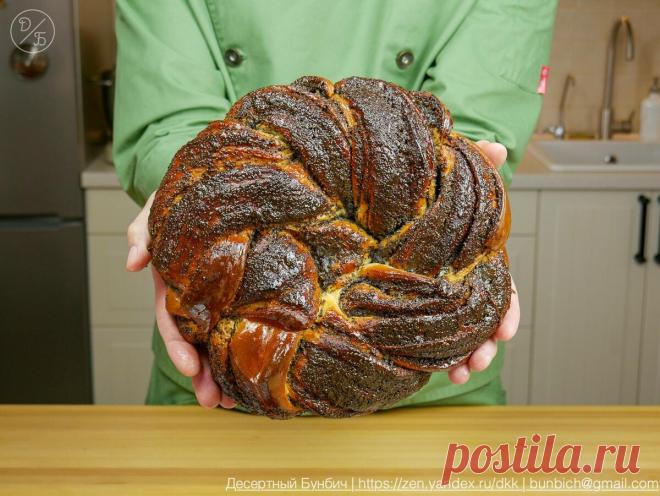 Плетенка с маком на американский лад | Десертный Бунбич | Яндекс Дзен/ ==Мука пшеничная В/С 530 г==Сахар 100 г=Дрожжи сухие 10 г=Вода 175 г==Яйца 3 шт==Сливочное масло 150 г (комнатной температуры)
==Соль 3 г
***Начинка для бабки
==Мак 200 г
=Сгущенное молоко 380 г (1 банка)
==Сливочное масло 20 г (комнатной температуры)
***Сироп
==Вода 100 г
==Сахар 100 г