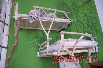 Оригинальная детская двухъярусная кровать из кусков дерева и досок — Своими руками