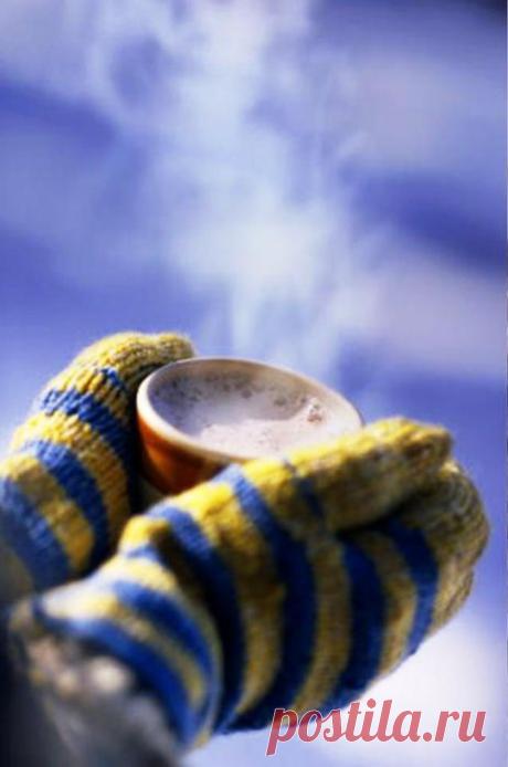 Как не замёрзнуть зимой. Что делать если сильно замерзли
Зиму любят не все и это понятно. Холод, снег, сильный пронизывающий ветер, скользкий лёд под ногами, лишний раз не хочется выходить из дома. Но у зимы есть и свои плюсы – сколько развлечений и весёлых забав можно найти на катке, лыжне и горках, которые по душе детям и взрослым. А как приятно прогуляться по сказочному зимнему лесу, особенно в солнечный денёк!