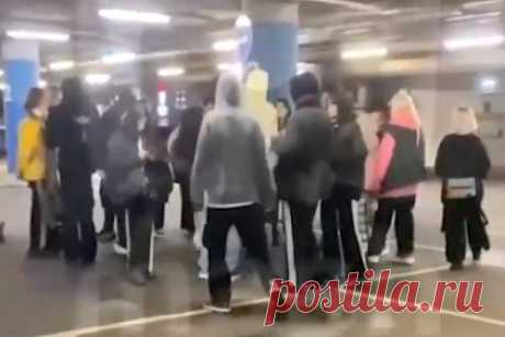 В Москве толпа школьников напала на одетых в стиле «ЧВК Редан» подростков. В московском торговом центре (ТЦ) «Авиапарк» толпа школьников напала на подростков, одетых в стиле ЧВК «Редан». Об этом стало известно Telegram-каналу Mash. По информации издания, стычка произошла 29 октября. За так называемых редановцев вступились посетительницы. Девушки забрызгали хулиганов из перцовых баллончиков.
