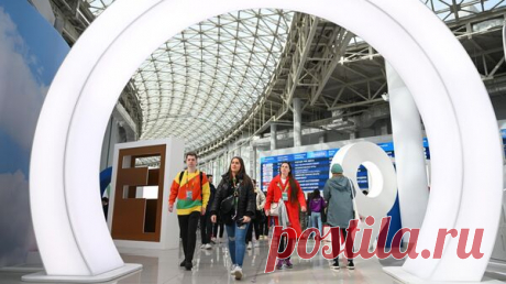 Лавров осмотрел выставку МГИМО на Всемирном фестивале молодежи