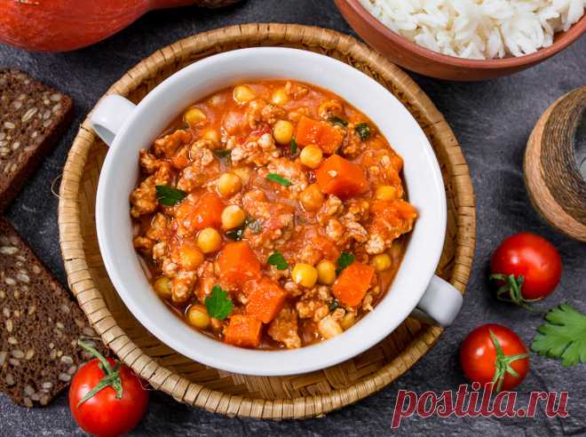 Тыквенное чили из свинины с нутом на Вкусном Блоге Зима пришла! Третий день уж как 🙂 Поэтому приступаем к согревающим блюдам – в ближайшие 4-5 месяцев без них нам никуда. А еще я предлагаю объединить это блюдо с тыквенным сезоном и добавить в него тыкву сразу в двух видах – тыквенное пюре и свежая тыква кубиками. Ну и раз…