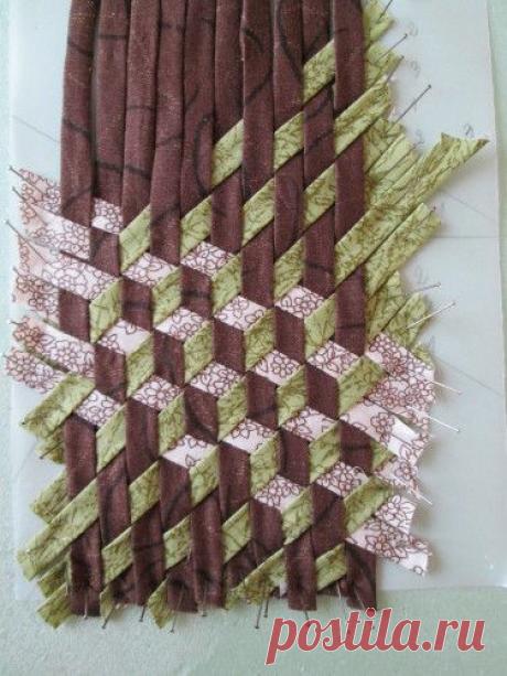 Je n'allais pas me contenter du tissage à 90° .....Il offre pourtant de multiples possibilités: tissage de largeurs différentes, de matériaux différents .... Mais j'avais bien envie d'essayer un autre motif ! Eh bien, je vous dirais bien la vérité : c'est...