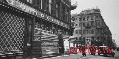 Сберечь до последней крошки. Как хлеб стал на долгие годы ленинградской святыней. Осень 1941 года принесла Ленинграду самые страшные испытания за всю его историю — 80 лет назад начался "смертный" период блокады (с глубокой осени 1941 года до начала марта 1942 года). К середине октября город, взятый в кольцо 8 сентября, исчерпал все ресурсы, а пути снабжения Ленинграда продовольствием были перерезаны — к прочим тяготам добавился голод. На несколько месяцев основным, а порой и…