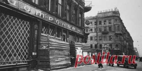 Сберечь до последней крошки. Как хлеб стал на долгие годы ленинградской святыней. Осень 1941 года принесла Ленинграду самые страшные испытания за всю его историю — 80 лет назад начался &quot;смертный&quot; период блокады (с глубокой осени 1941 года до начала марта 1942 года). К середине октября город, взятый в кольцо 8 сентября, исчерпал все ресурсы, а пути снабжения Ленинграда продовольствием были перерезаны — к прочим тяготам добавился голод. На несколько месяцев основным, а порой и…