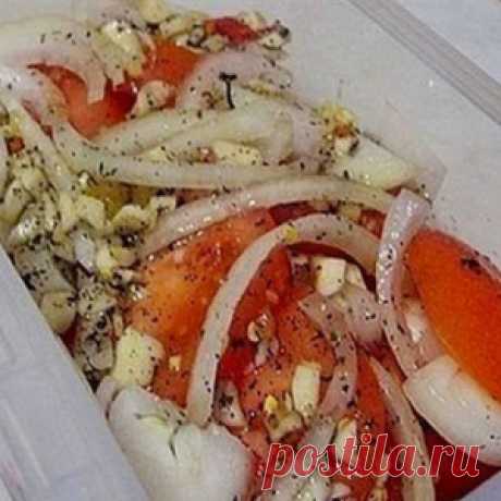 Приготовьте к мясу прекрасную закуску из помидоров и лука. Взрывной рецепт!
