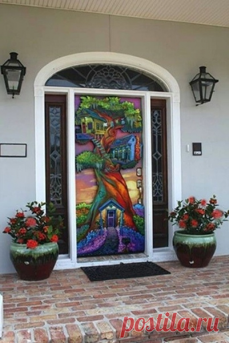 Дверь с ярким рисунком