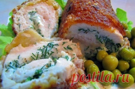 Котлеты по-киевски с сыром

Ингредиенты:
Для котлет
- 2 шт.куриного филе
- 100г плавленного сыра Viola
- укроп
- соль
- перец

Для панировки
- мука
- панировочные сухари

Для льезона
- 1 яйцо
- 50 мл молока.
Льезон (фр. liaison — связь, соединение) — жидкая смесь из яиц и молока.

Приготовление:
1. Каждое филе разрезать посередине (почти до конца). Филе отбить через пищевую пленку, рекомендовано тупым концом молотка для отбивания. Отбивать необходимо осторожно, что бы не п...