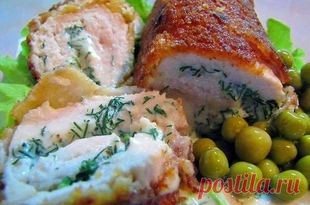 Котлеты по-киевски с сыром

Ингредиенты:
Для котлет
- 2 шт.куриного филе
- 100г плавленного сыра Viola
- укроп
- соль
- перец

Для панировки
- мука
- панировочные сухари

Для льезона
- 1 яйцо
- 50 мл молока.
Льезон (фр. liaison — связь, соединение) — жидкая смесь из яиц и молока.

Приготовление:
1. Каждое филе разрезать посередине (почти до конца). Филе отбить через пищевую пленку, рекомендовано тупым концом молотка для отбивания. Отбивать необходимо осторожно, что бы не п...