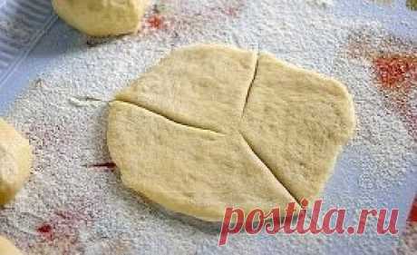 Булочки "Розочки" с творогом
Это красивая и вкусная выпечка.
Ингредиенты:
-Молоко — 250 мл
-Яйца (2 в тесто, 1 в начинку) — 3 шт
-Сахар (100 г в тесто, 100 г в начинку) — 200 г
-Слив. масло (или маргарин) — 100 г
-Мука (приблизительно) — 600-700 г
-Ванильный сахар (1 пакетик в тесто,1 в творог) — 2 пакет.
-Дрожжи (свежие или сухие 2 ч.л.) — 25 г
-Творог — 500 г
-Изюм — 100-150 г
-Цедра лимона (по