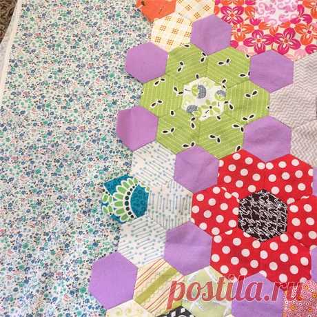 I am 97.9123% sure that I am going to use the aqua petite garden bunches floral by Sevenberry for my 8” scalloped border without adding an additional lavender hexy row. What are your thoughts?? Speak now or never 😘😘😘😘#grammiesscrappywildflowerpatch #grandmothersflowergarden #epp #englishpaperpiecing #thegreatufopurgeof2018