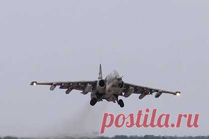 Минобороны показало на видео ловкий кульбит Су-25 после обстрела позиций ВСУ. Министерство обороны России показало на видео ловкий кульбит пилотов истребителя Су-25 после того, как они обстреляли позиции Вооруженных сил Украины (ВСУ). Полет совершался на сверхмалой высоте, буквально над кронами деревьев, чтобы подлететь как можно ближе и остаться незамеченными, пояснили в ведомстве.