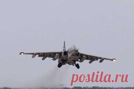 Минобороны показало на видео ловкий кульбит Су-25 после обстрела позиций ВСУ. Министерство обороны России показало на видео ловкий кульбит пилотов истребителя Су-25 после того, как они обстреляли позиции Вооруженных сил Украины (ВСУ). Полет совершался на сверхмалой высоте, буквально над кронами деревьев, чтобы подлететь как можно ближе и остаться незамеченными, пояснили в ведомстве.