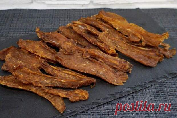 Вяленая куриная грудка в соевом соусе. Удивите своих гостей! - Будет вкусно - 5 июня - 43515636357 - Медиаплатформа МирТесен Хотите удивить своих близких? Приготовьте вяленую куриную грудку в электросушилке. Куриная грудка по этому рецепту получается ароматная и в меру соленая. Вяленая куриная грудка хорошо подойдет как снеки к застолью, также хорошо выручает в качестве перекуса на работе, в школе или дороге. Белок - 5 июня - 43515636357 - Медиаплатформа МирТесен