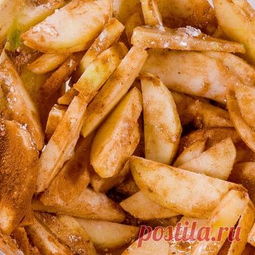 Осенний десерт из яблок с корицей, мускатным орехом и хрустящей овсяной крошкой.