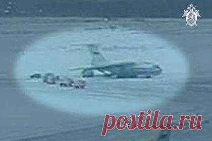 СК опубликовал видео посадки украинских пленных в российский Ил-76. Следственный комитет (СК) России опубликовал видео, на котором запечатлена посадка украинских пленных в самолет Ил-76. Ролик размещен в Telegram-канале ведомства. На видео к самолету военно-транспортной авиации подъезжает колонна грузовиков.