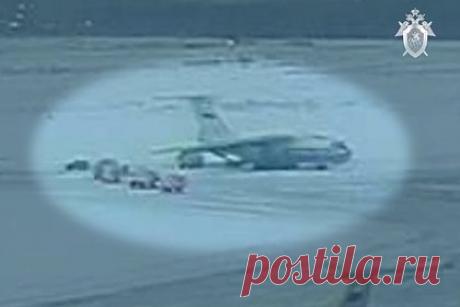СК опубликовал видео посадки украинских пленных в российский Ил-76. Следственный комитет (СК) России опубликовал видео, на котором запечатлена посадка украинских пленных в самолет Ил-76. Ролик размещен в Telegram-канале ведомства. На видео к самолету военно-транспортной авиации подъезжает колонна грузовиков.