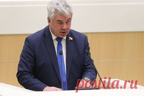 В Совфеде назвали терроризмом поставки США кассетных боеприпасов Киеву. Глава оборонного комитета Совфеда Виктор Бондарев назвал терроризмом поставки США кассетных снарядов Киеву и заявил, что Россия ответит на этот шаг. Он указал, что защита российских граждан является приоритетом для органов государственной власти России, «и при применении кассетных бомб со стороны Украины СФ может