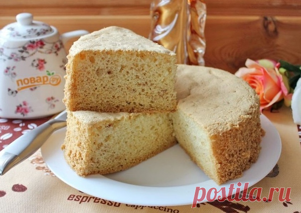 Пышный бисквит с арахисовой крошкой

Такой бисквит можно использовать как самостоятельный десерт или как основу для торта.

Ингредиенты:

Яйцо куриное — 4 шт.
Сахар — 180 г
Мука пшеничная — 150 г
Арахис — 100 г
Сода — 1 ч. л. без горки

Приготовление:

1. Арахис немного поджарьте на сухой сковороде. Измельчите орехи в блендере.
2. Отделите белки от желтков. Взбейте белки до мягких пиков.
3. Постепенно всыпая сахар, продолжайте взбивать белки до получения густой, плотной, у...