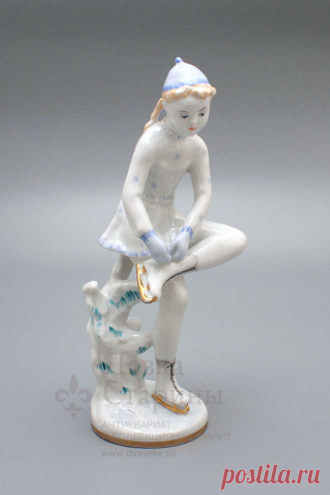 Статуэтка «Юная конькобежка», ЛФЗ, 1950-60 гг., скульптор Велихова С. Б.,​ художник Е. Н. Лупанова, фарфор.