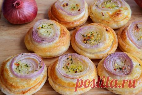 Луковые булочки из слоеного теста...ммм...вкусно!