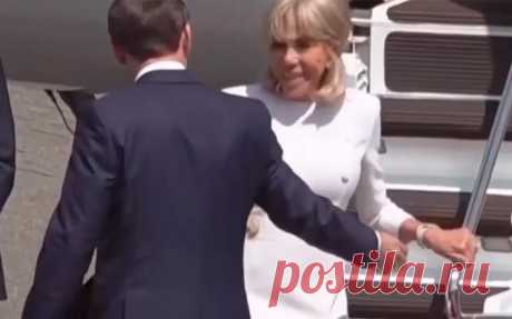 Жена Макрона не приняла протянутую ей для спуска с трапа руку мужа. Видео. Супруга президента Франции Брижит Макрон не приняла протянутую руку своего мужа Эмманюэля Макрона во время спуска с трапа самолета по прибытии в Великобританию.