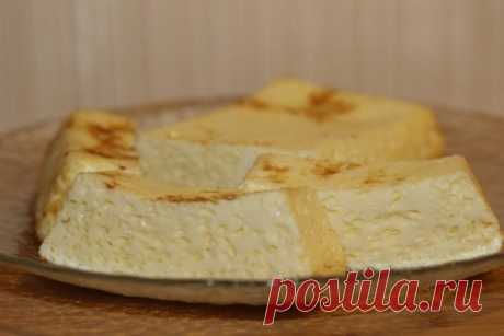 ​Омлет в духовке Ингредиенты:
Яйца &mdash; 6 шт.Молоко &mdash; 300 мл&nbsp;Соль &mdash; по вкусу&nbsp;Масло сливочное &mdash; 10 гПриготовление:1. Яйца разбить в глубокую миску. Влить молоко в яйца, добавить соль по вкусу. Аккуратно размешать вилкой до однородной массы. Взбивать смесь не нужно.&nbsp;2....