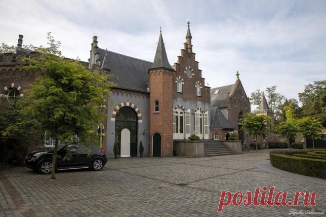 Замок Стапелен — известный католический монастырь в Нидерландах