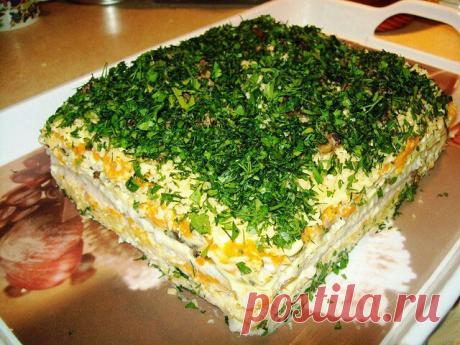 Селедочный торт на вафельных коржах - ни один гость не ушел, не попросив этот рецепт...
 Довелось как-то мне с дочкой присутствовать на одном мастер-классе, посвященному его величеству фуршету.
Множество разнообразных закусок, мини-салатиков, нарезок, канапушек и профитролек с заморскими и не только вкусностями продегустировали мы и забрали в свои копилки… Но ничего так не поразило нас своим отменным вкусом и простотой, как обыкновенный, - ой, необыкновенный (!) - селедочн...