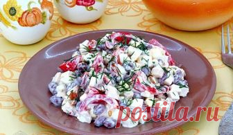 Салат с копченой курицей и консервированной фасолью. Подавать с сухариками или гренками.