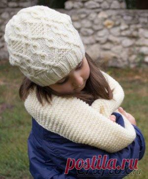 Комплект шапка и шарф спицами. Модель, схема и описание.
Практичный и красивый комплект, молочного цвета. В комплект входит шарф, вязаный простым узором из лицевых петель, и шапочка с рельефным узором из жгутов и ромбов. Комплект выполнен из акриловой пряжи с добавлением шерсти, поэтому получился выразительным и фактурным. Кроме того, комплект достаточно теплый. Шапочка глубоко садится на голову, а мягкий шарф согреет шею и плечи.Информация о шаблоне
Вес пряжи
3 - Light
Плотность вязания
17 пет
