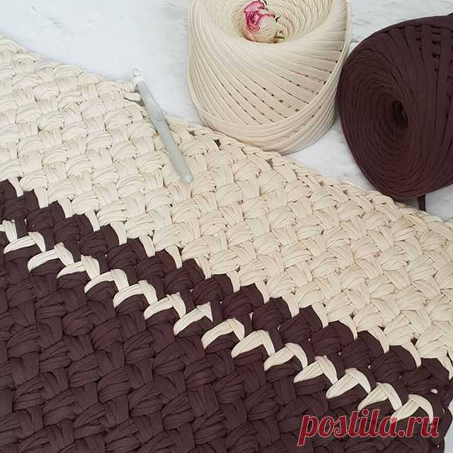 Растет мой коврик🤗😍
Уже не так похож на шоколадку❔🍫😄
.
На самом деле ооочень хочется дать имя этому красавцу💛 Но кажется без вашей помощи мне не обойтись🤷‍♀️
.
А хотите конкурс❔
За лучшее название коврику подарю МК на выбор😉
.
Если есть идеи, можно предлагать уже сейчас) Ну, или дождаться итогового фото)
