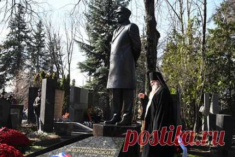 В Москве открыли памятник Жириновскому. На Новодевичьем кладбище в Москве окрыли памятник основателю и первому лидеру ЛДПР Владимиру Жириновскому. церемонию открытия памятника вел нынешний глава партии Леонид Слуцкий. На мероприятии также присутствовали спикер Госдумы Вячеслав Володин, члены Совета федерации, дети Жириновского и другие.