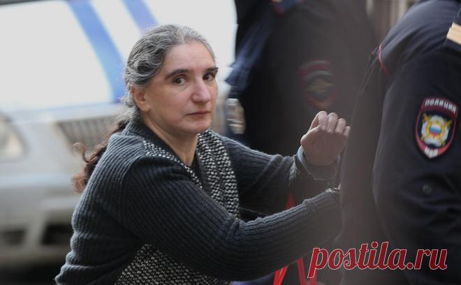 Экс-главе Внешпромбанка дали 13 лет по делу о присвоении ₽156 млрд. Пятеро других обвиняемых также получили реальные сроки, еще одна была осуждена условно и амнистирована. В 2016 году у банка была отозвана лицензия из-за «дыры» в 200 млрд руб. Совладелец банка Беджамов, брат Маркус, покинул страну