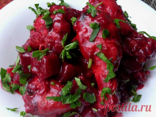 По мотивам шпундры. Очень вкусное горячее блюдо украинской кухни, как всегда делюсь с удовольствием рецептом. Шпундра, это тушёная свинина в оригинале со свёклой (буряком). Готовится как всегда очень просто.
 
Мой рецепт…
