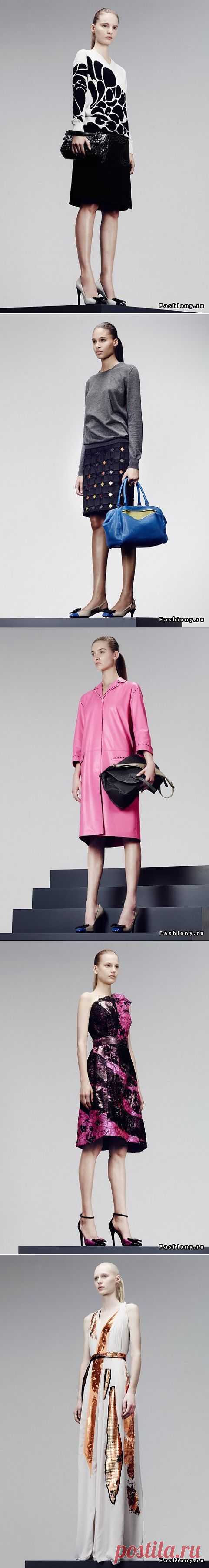 Bottega Veneta pre-fall 2014 Продолжаю знакомить Вас с самыми интересными коллекциями, сегодня на очереди межсезонная роскошь на 2014 год от итальянского модного бренда Bottega Veneta. Креативный директор модного бренда Томас Майер (Tomas Maier) (бывший работник брендов Hermes и Sonia Rykiel) постарался на славу, в своей коллекции дизайнер знакомит нас с элегантной роскошью и деловой классикой. В этот раз главным акцентом стали традиционные женственные платья, верхняя одежда, оригинальный принт,