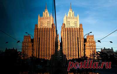 МИД РФ: территориальное устройство России закреплено в Конституции. Заместитель директора департамента информации и печати МИД РФ Алексей Фадеев подчеркнул, что российская делегация в ходе переговоров на Аляске будет руководствоваться национальными интересами