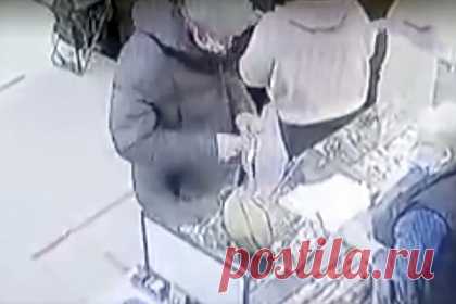 Покупка россиянином ножа для убийства своей семьи в Канске попала на видео. Россиянин, который в Канске убил жену и двоих детей, а потом свел счеты с жизнью, долго выбирал нож для убийства. Видео процесса попало в сеть. Мужчина долго перебирал ножи, резал ими бумагу на весу, прежде чем сделать окончательный выбор. Нож был куплен за день до убийства.
