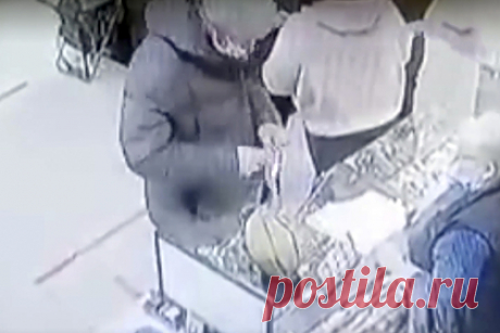 Покупка россиянином ножа для убийства своей семьи в Канске попала на видео. Россиянин, который в Канске убил жену и двоих детей, а потом свел счеты с жизнью, долго выбирал нож для убийства. Видео процесса попало в сеть. Мужчина долго перебирал ножи, резал ими бумагу на весу, прежде чем сделать окончательный выбор. Нож был куплен за день до убийства.