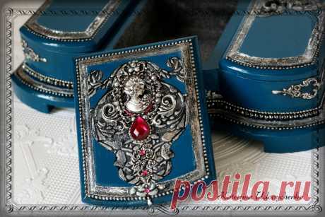 Шкатулочка на три отделения "Золотая клетка". Цветопередача на фото неточная. Близкие к оригиналу цвета разместила на некоторых фото. Темно-бирюзовый цвет она имеет при дневном свете, и холодный винтажно-синий при искусственном.