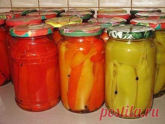 ПЕРЕЦ В МАРИНАДЕ 
Легко и очень просто готовится!
Для приготовления понадобится:
• перец - 2 кг.
• вода - 1 литр
• сахар - 1,5 стакана
• 9% уксус - 1,5 стакана 
• растительное масло - 1 стакан 
• соль - 2 ст. ложки 
• черный перчик горошком - по вкусу.
1. Перец очистить от семян, разрезать на 4 части и проварить в маринаде 5 минут.
2. Плотно уложить в стерилизованные банки и закатать. 
⚠Хранить можно просто в шкафу (не у печки, конечно).⚠