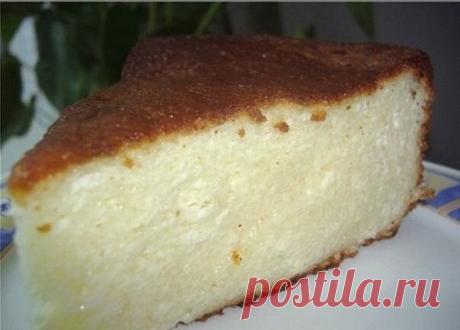 Самая простая и вкусная запеканка
Ингредиенты:
Яйца 3 штуки
Сгущенное молоко не вареное 1 банка
Творог свежий 500 грамм
Приготовление:
Взбиваем яйца и сгущенку. Протираем творог и добавляем к сгущенке с яйцами. Получаем однородную густую массу. Смазываем форму сливочным маслом и выкладываем в нее творожную смесь. Отправляем выпекаться примерно на 45 минут.
Яйца можно взбивать миксером, а если его нет – вилкой. Запеканка хорошо поднимется в любом случае, но потом осядет. Если 45 минут не хват